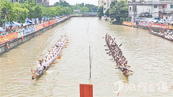 扒丁們在比賽中奮力劃槳。