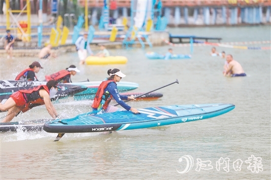 選手們以最快速度沖向終點(diǎn)。