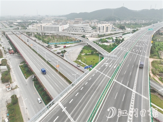 三江鎮(zhèn)交通網(wǎng)絡(luò)四通八達(dá)，物流暢通，有力支撐經(jīng)濟(jì)社會(huì)高質(zhì)量發(fā)展。