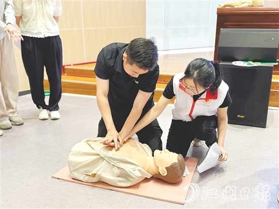 學(xué)員在講師的悉心指導(dǎo)下分組進行模擬操作，體驗急救過程，提升應(yīng)急處置能力。