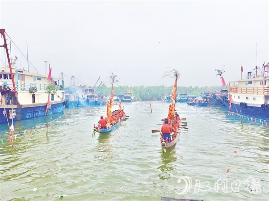 5月28日，汶村鎮(zhèn)漁業(yè)村村民在橫山漁港舉行龍舟巡游活動。