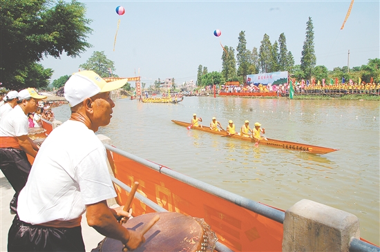 槳影翻飛，鼓聲震天，龍舟破浪劃出端午的熱烈。