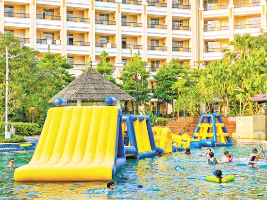 “六一”國際兒童節(jié)，不少家長選擇帶孩子玩水。