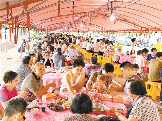 每年端午節(jié)期間，村民都會(huì)組織在一起吃龍船飯。