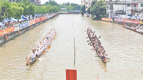 扒丁們?cè)诒荣愔袏^力劃槳。