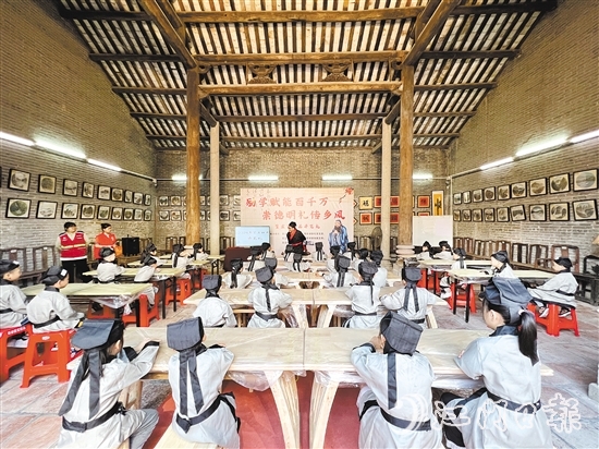 篁莊社區(qū)培育多個(gè)品牌活動(dòng)，讓文化“可閱讀、可體驗(yàn)、可感知”。圖為社區(qū)開筆禮現(xiàn)場(chǎng)。