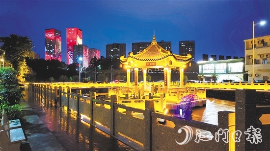 篁莊社區(qū)積極修繕活化老舊建筑，以文明實(shí)踐夯實(shí)民生基礎(chǔ)。圖為“仁壽閣”親水涼亭夜景。