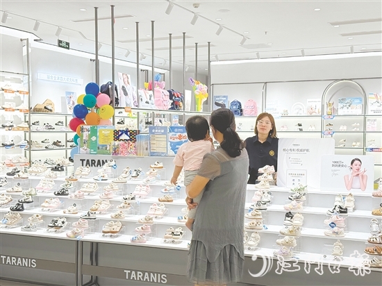 商家推出兒童節(jié)優(yōu)惠活動，吸引消費者駐足選購。