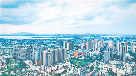 鶴山市將全國文明城市創(chuàng)建與省“百千萬工程”典型縣建設(shè)緊密結(jié)合、協(xié)同推進(jìn)，著力推進(jìn)城鄉(xiāng)區(qū)域協(xié)調(diào)發(fā)展。圖為鶴山城區(qū)新貌。