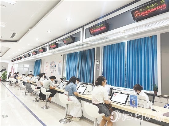 鶴山市行政服務(wù)中心以文明城市創(chuàng)建工作為抓手，推出一系列便民舉措，助力打造優(yōu)質(zhì)營造環(huán)境。