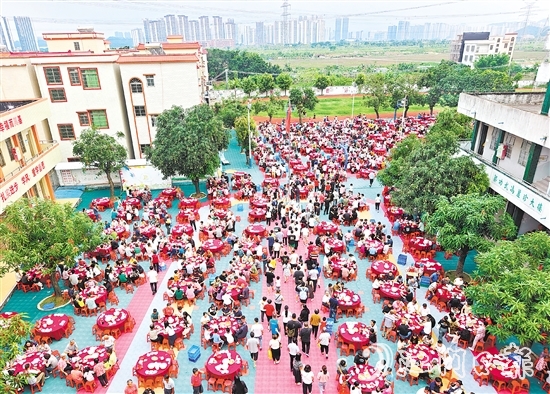 蓬江區(qū)棠下鎮(zhèn)大林村吃龍船飯，親朋好友共敘鄉(xiāng)情賀端午。郭永樂攝