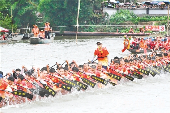 在新會司前龍灣河，鼓聲震天，龍舟隊劈波斬浪，激情競速。黃勝攝