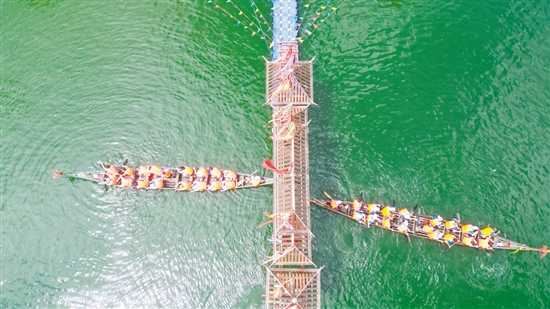 臺(tái)山市海宴鎮(zhèn)侖定村村民在端午節(jié)共赴“龍舟之約”。梁苑青