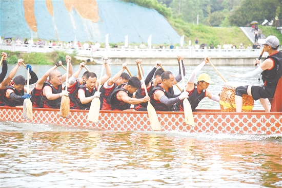 恩平市橫陂鎮(zhèn)藍(lán)田村舉辦精彩龍舟活動(dòng)。周曉營(yíng)