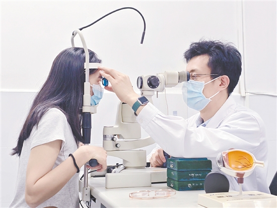 醫(yī)生對(duì)患者進(jìn)行檢查。