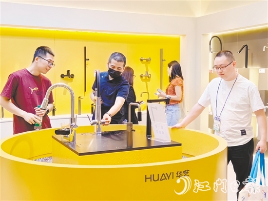 此次上海廚衛(wèi)展現(xiàn)場，開平衛(wèi)浴企業(yè)帶來多款引發(fā)業(yè)界關(guān)注的代表性新品。