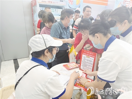 不少長者前來參加活動和辦理長者優(yōu)惠卡。