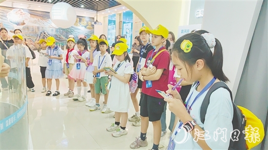 觀察團(tuán)成員寫下自己的建議，為城市發(fā)展建言獻(xiàn)策。