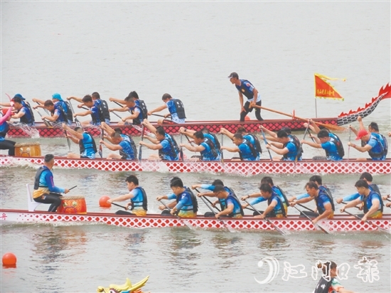 5月31日上午，2025年開平市國(guó)際龍舟邀請(qǐng)賽成功舉行，36支國(guó)內(nèi)外龍舟隊(duì)亮相潭江，飛馳競(jìng)渡。