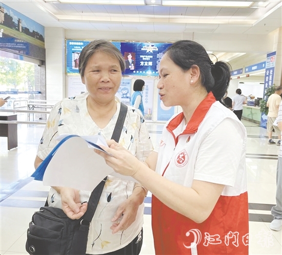 黨員志愿者為老年人提供全流程“暖心陪伴”服務。