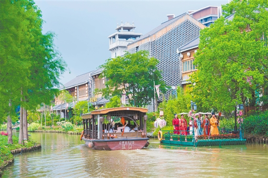 到江門古勞水鄉(xiāng)旅游區(qū)感受嶺南水鄉(xiāng)的魅力。