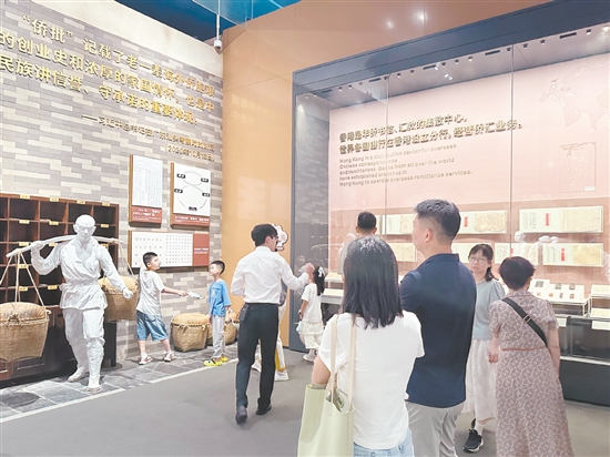 到中國(guó)僑都華僑華人博物館了解江門華僑華人奮斗經(jīng)歷。