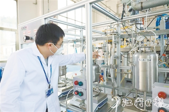 胡楊對生產(chǎn)步驟進(jìn)行檢查。