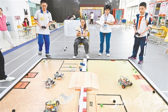 青少年機器人競賽現(xiàn)場。