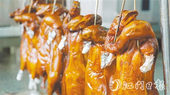 新鮮出爐的燒鵝表皮鮮紅油潤，讓人食指大動。