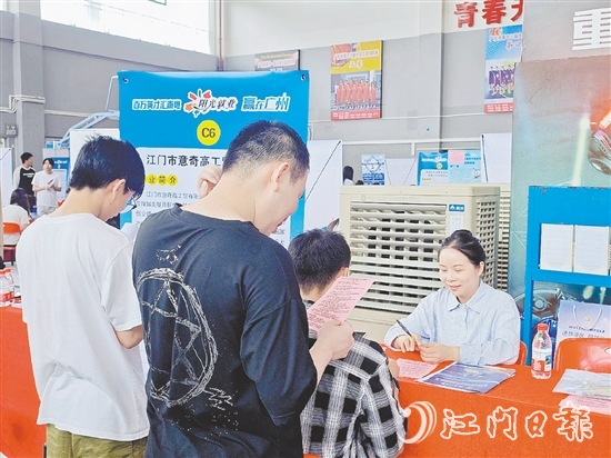 招聘會現(xiàn)場，企業(yè)與求職者充分溝通。