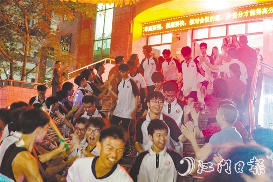 高一高二學(xué)生齊聚校道兩旁，為即將高考的高三學(xué)長學(xué)姐送上祝福。