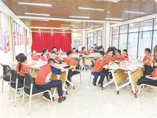 濱江社區(qū)創(chuàng)新舉辦“紅領巾議事會”，讓孩子們成為社區(qū)治理的“小當家”。