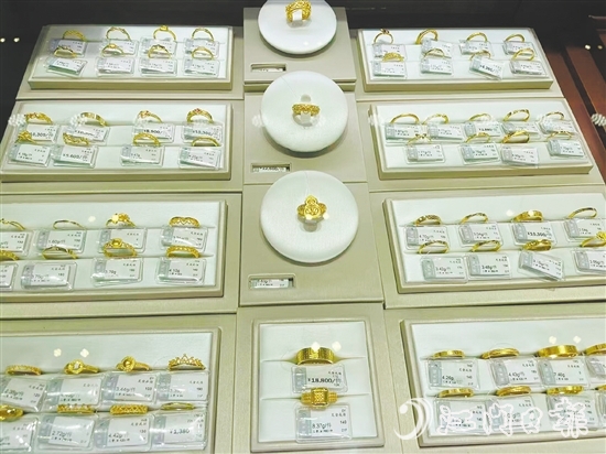 金價(jià)強(qiáng)勢(shì)走高。