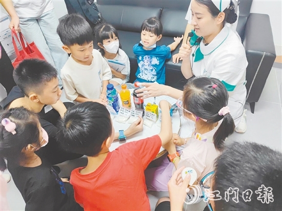 醫(yī)護(hù)人員針對(duì)常見的飲食誤區(qū)進(jìn)行科普。