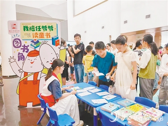 在鶴山市圖書館，小朋友參加游園會。