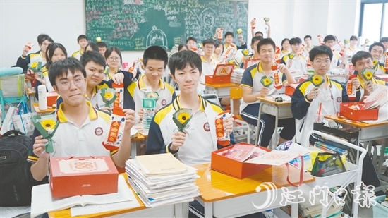 江門一中高三（13）班班主任和家委給同學(xué)們準(zhǔn)備了“高考加油包”。