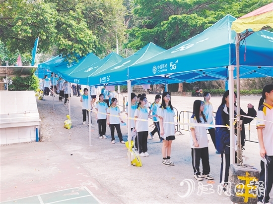 棠下中學(xué)考點，學(xué)生參加入場安檢演練。