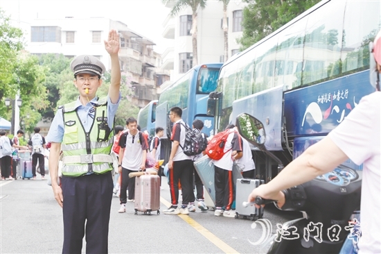 臺山交警護送高考考生。臺山公安供圖