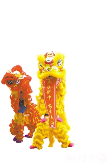 開平市風(fēng)采華僑中學(xué)以舞獅為即將踏上高考征程的高三學(xué)子吹響沖鋒的號角！