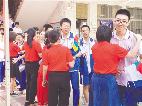 考前，老師與考生擊掌擁抱，給予他們溫暖與力量。