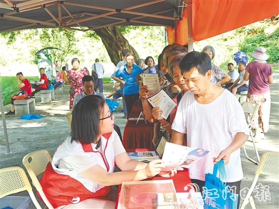 工作人員向市民宣傳新修訂的檔案法，普及家庭檔案建檔知識(shí)。