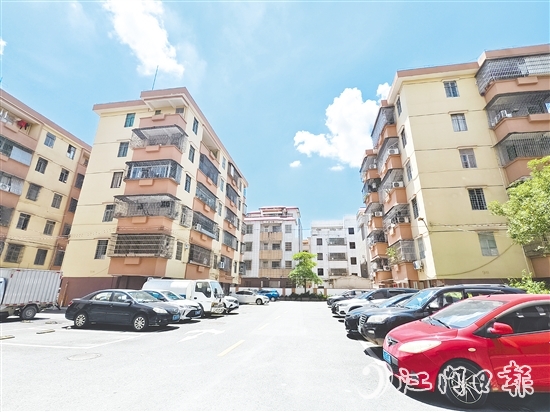 經(jīng)委飛鵝新村經(jīng)過老舊小區(qū)改造后面貌大不相同，道路整潔、停車有序、樓面亮麗。