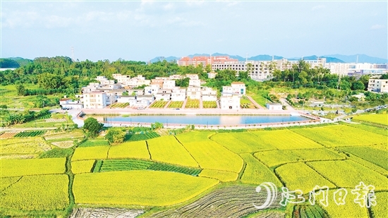 大槐鎮(zhèn)河灣村猶如拼色圖，美如畫卷。