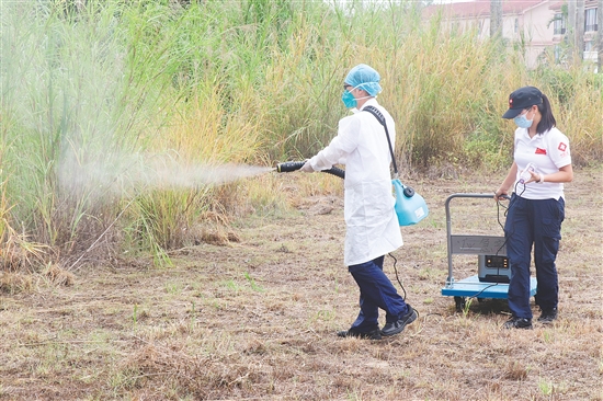 應(yīng)急演練中，隊(duì)員對(duì)營(yíng)地進(jìn)行消殺。