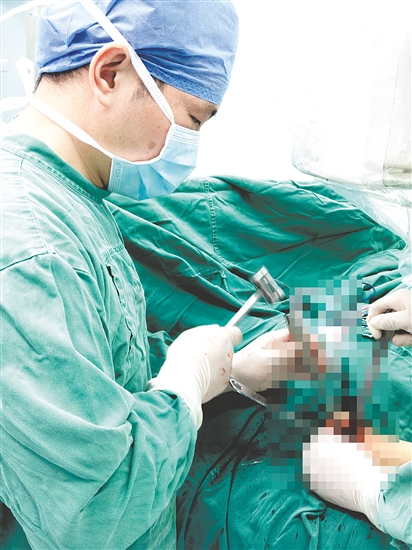 醫(yī)生對患兒進行手術。