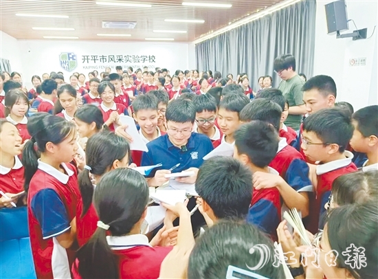 講座后，學生們紛紛找徐吉磊簽名留念。