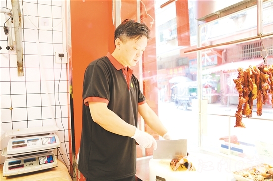 溫偉榮參加馬岡鵝烹飪技藝專業(yè)培訓(xùn)班，收獲頗豐。