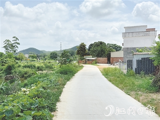 曾經(jīng)泥濘的道路經(jīng)過改造后，面貌煥然一新，村民出行、農(nóng)產(chǎn)品運輸更方便了。