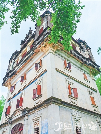 升峰樓保存完好，游客可以從樓內(nèi)保留下來的用品，了解前人的生活。