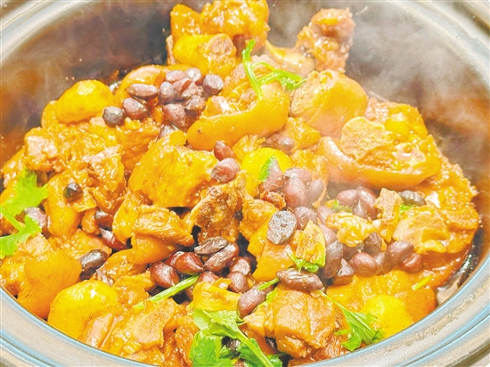 云南黑花生燜豬手鮮香可口。